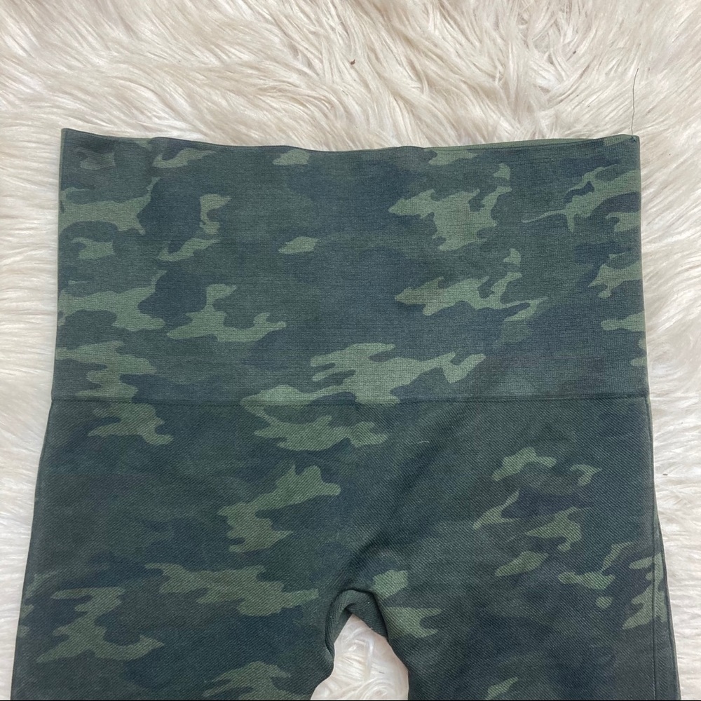 Spanx Leggings Size L in Camo - Seamless
